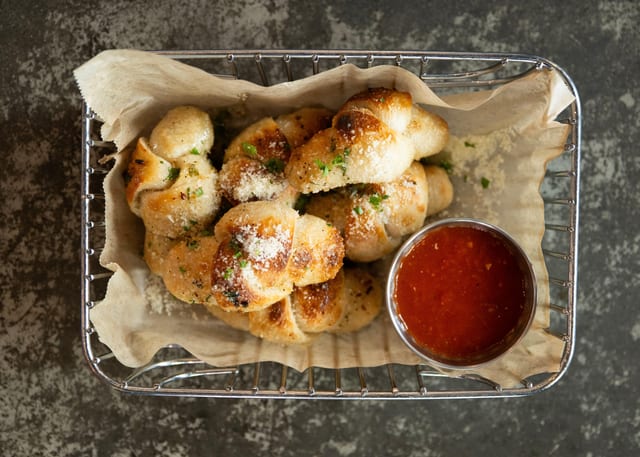 Basket of Warm Garlic Knots (6)